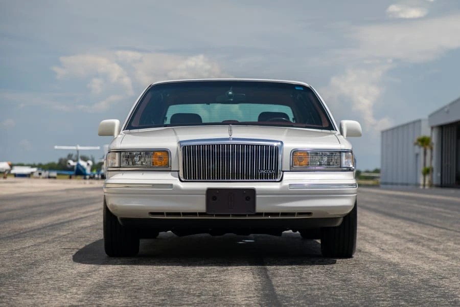 1997 Lincoln Town Car - Image 4 of 31