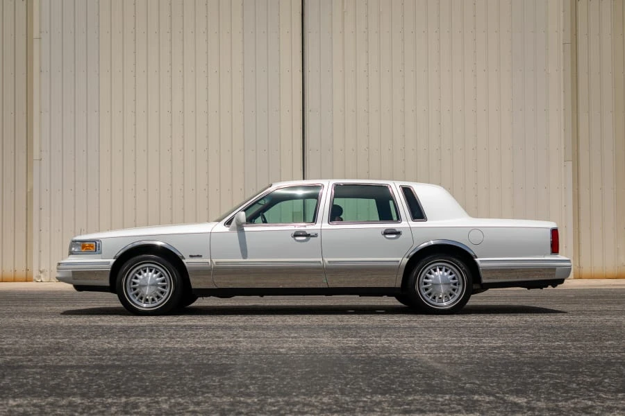 1997 Lincoln Town Car - Image 15 of 31