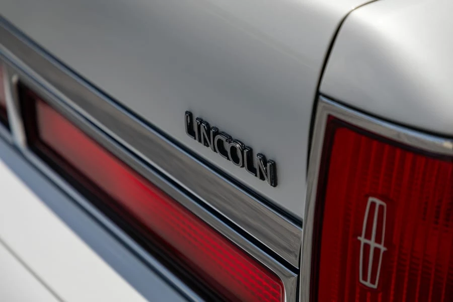 1997 Lincoln Town Car - Image 8 of 31