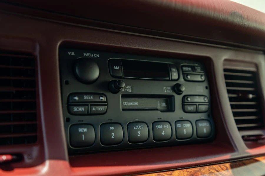 1997 Lincoln Town Car - Image 17 of 31