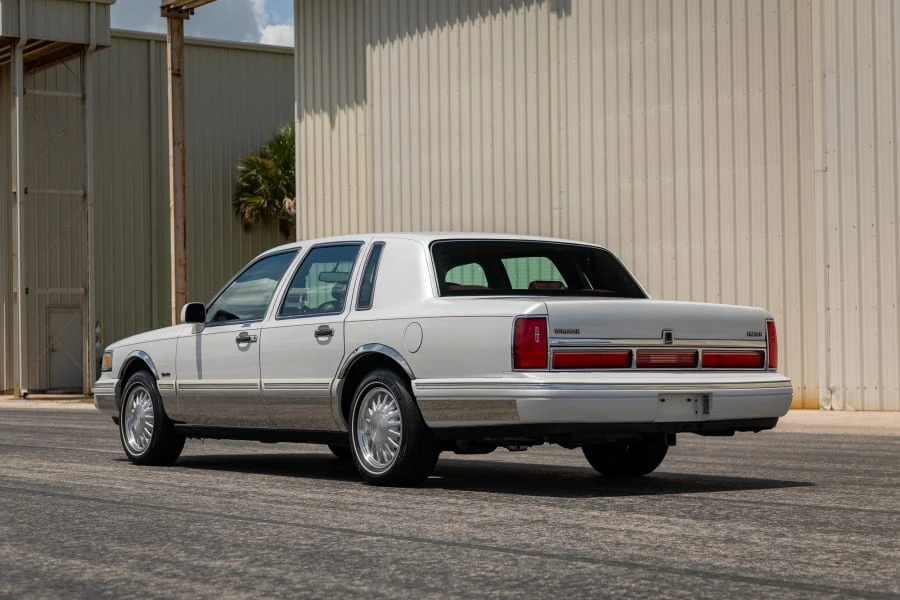 1997 Lincoln Town Car - Image 11 of 31