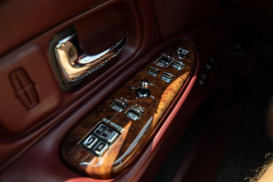 1997 Lincoln Town Car - Image 24 of 31