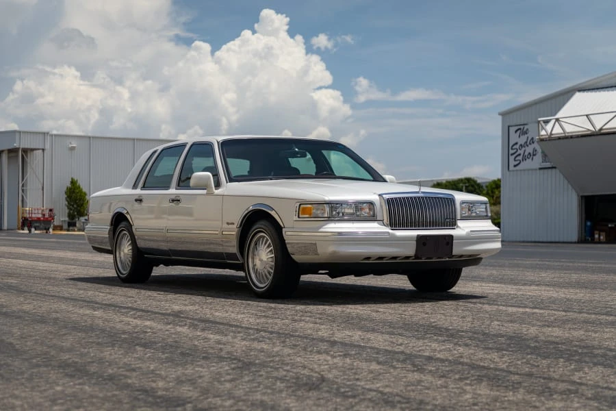 1997 Lincoln Town Car - Image 6 of 31