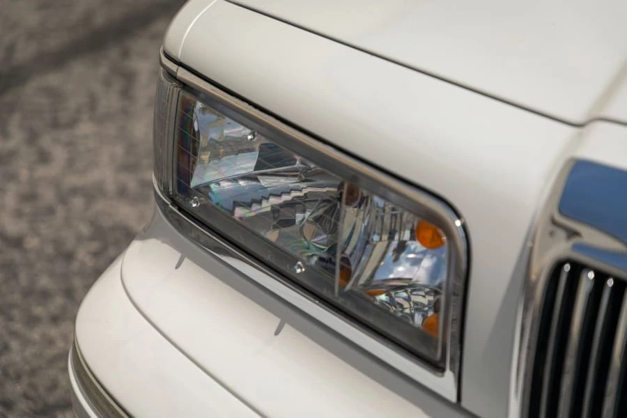 1997 Lincoln Town Car - Image 14 of 31