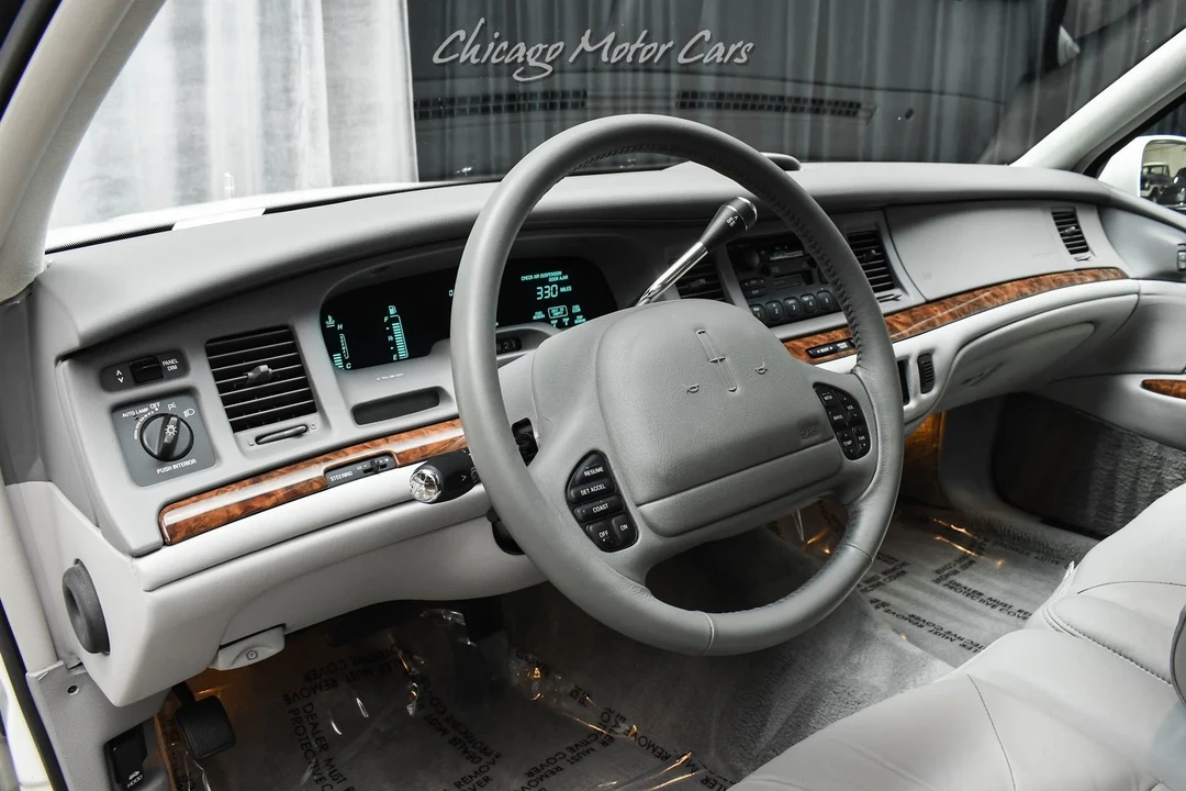 1997 Lincoln Town Car - Image 8 of 21