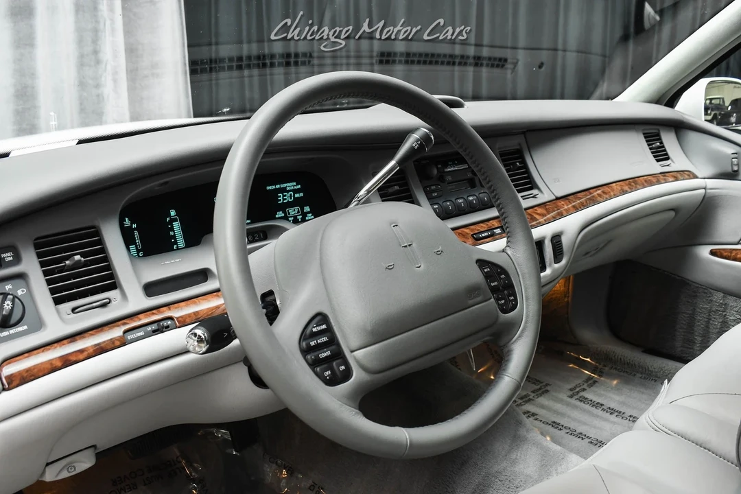 1997 Lincoln Town Car - Image 9 of 21