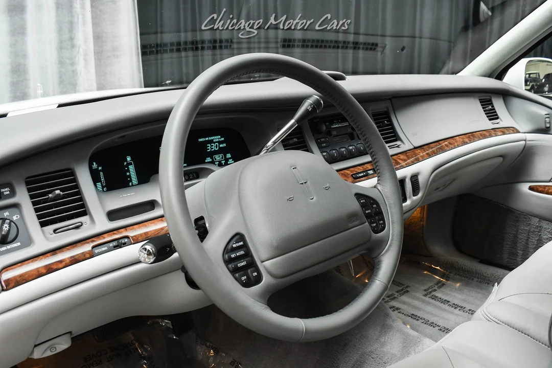 1997 Lincoln Town Car - Image 9 of 12