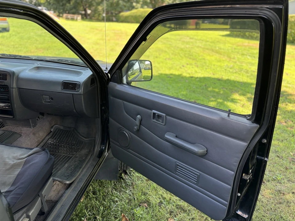 1997 Nissan Frontier 1st Gen - Image 22 of 31