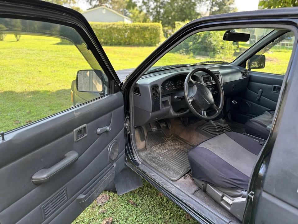 1997 Nissan Frontier 1st Gen - Image 27 of 31