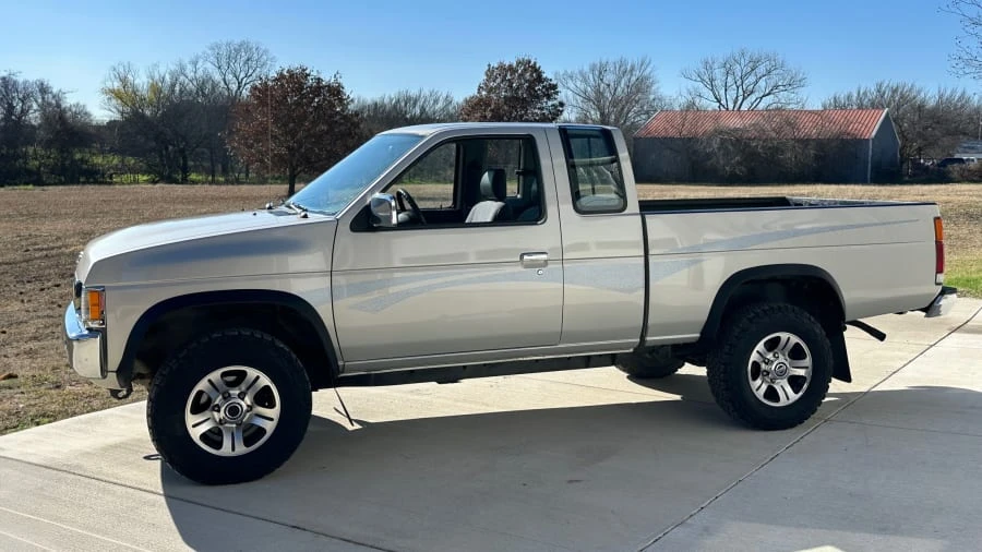 1997 Nissan Frontier 1st Gen - Image 2 of 6