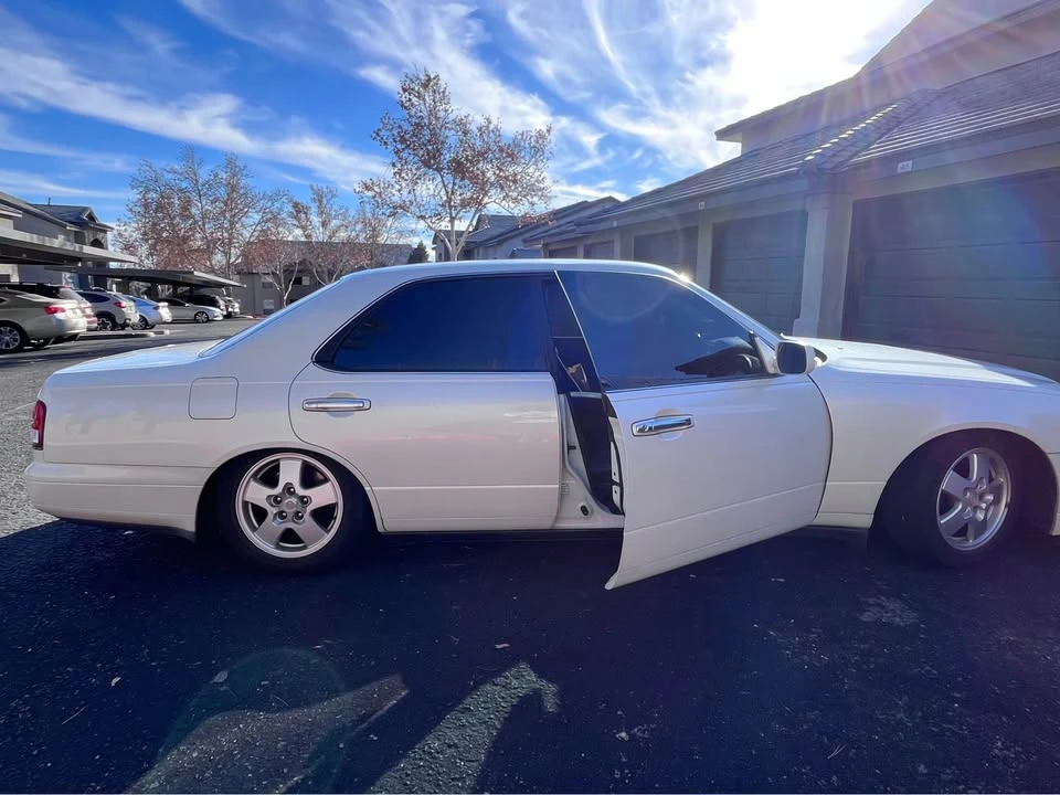 1997 Nissan Cedric 10th Gen - Image 2 of 12