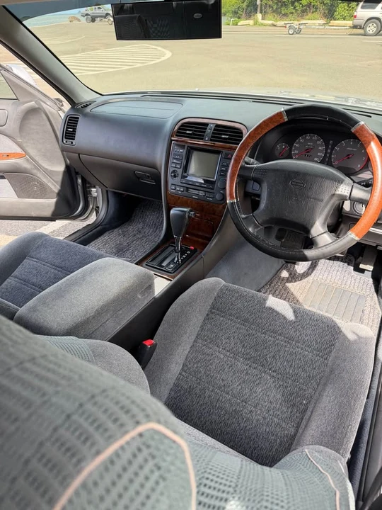 1997 Nissan Gloria 10th Gen - Image 2 of 12