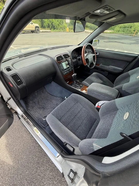 1997 Nissan Gloria 10th Gen - Image 10 of 12