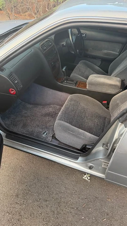 1997 Nissan Gloria 10th Gen - Image 8 of 12