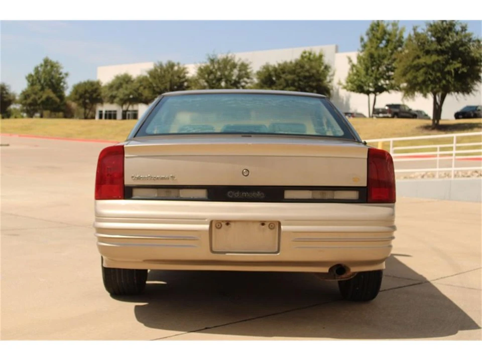 1997 Oldsmobile Cutlass Supreme - Image 12 of 31