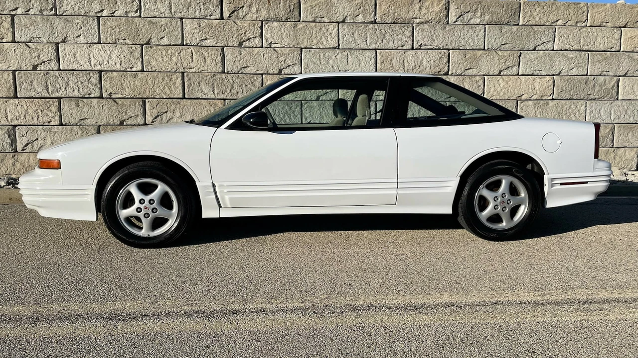 1997 Oldsmobile Cutlass Supreme - Image 2 of 12