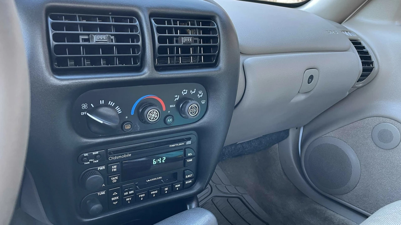 1997 Oldsmobile Cutlass Supreme - Image 7 of 12