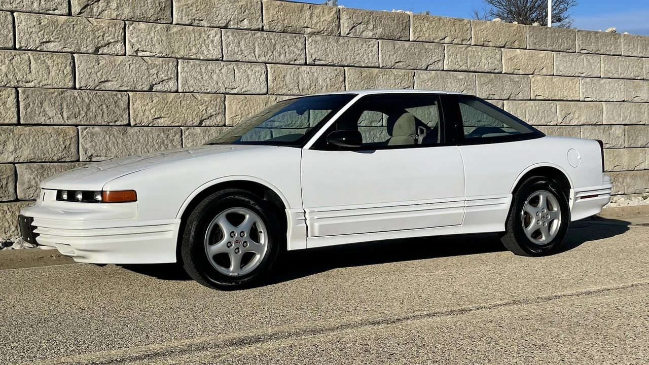 1997 Oldsmobile Cutlass Supreme - Image 9 of 12