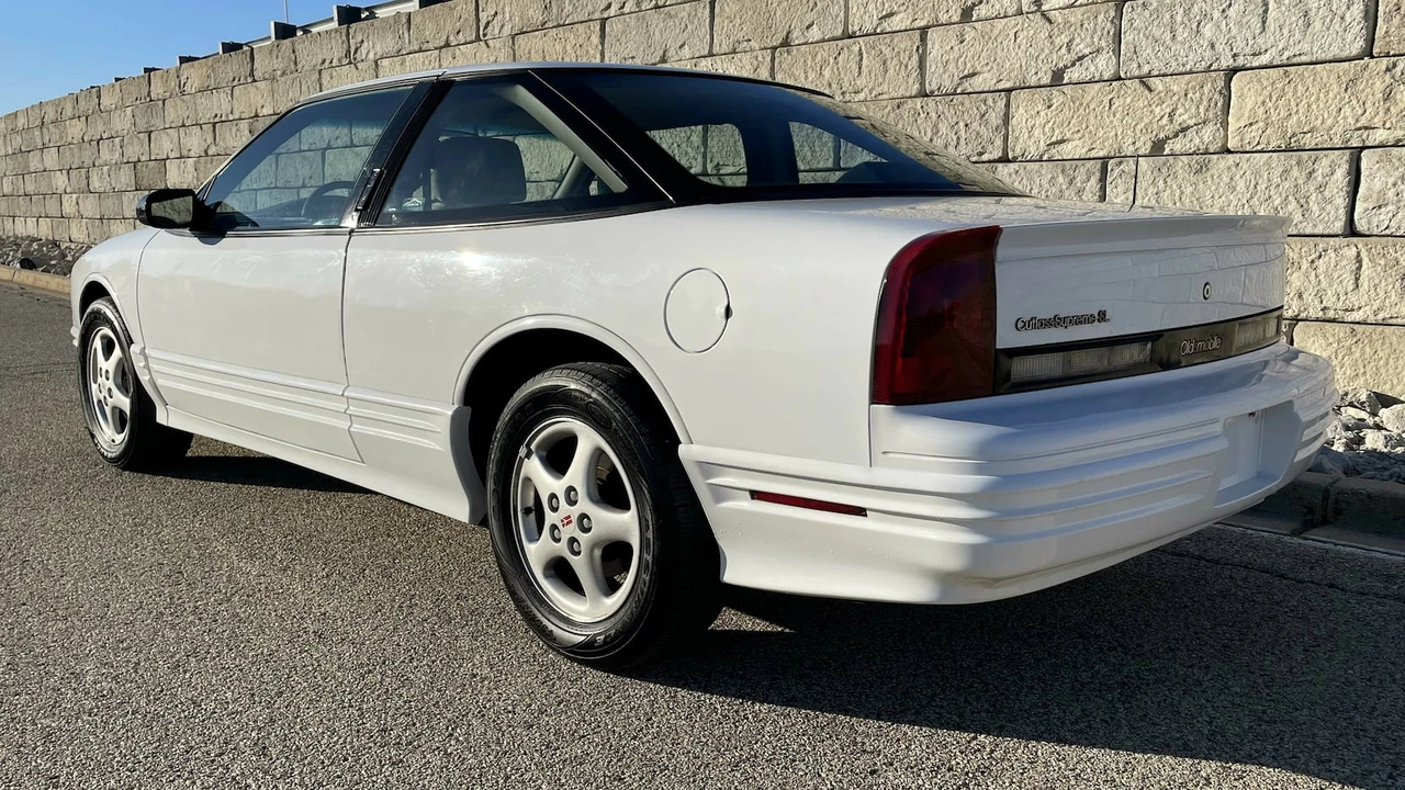 1997 Oldsmobile Cutlass Supreme - Image 11 of 12