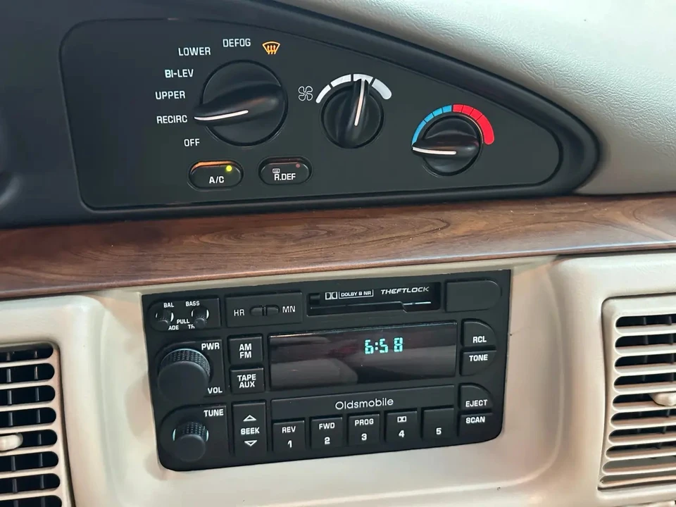 1997 Oldsmobile 88 - Image 11 of 31