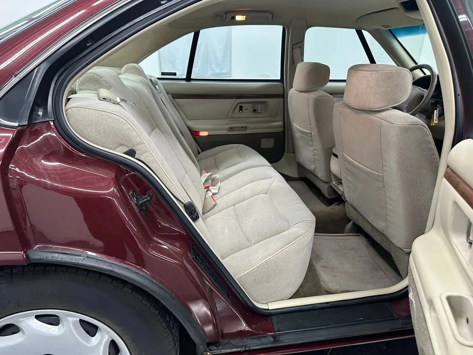 1997 Oldsmobile 88 - Image 27 of 31