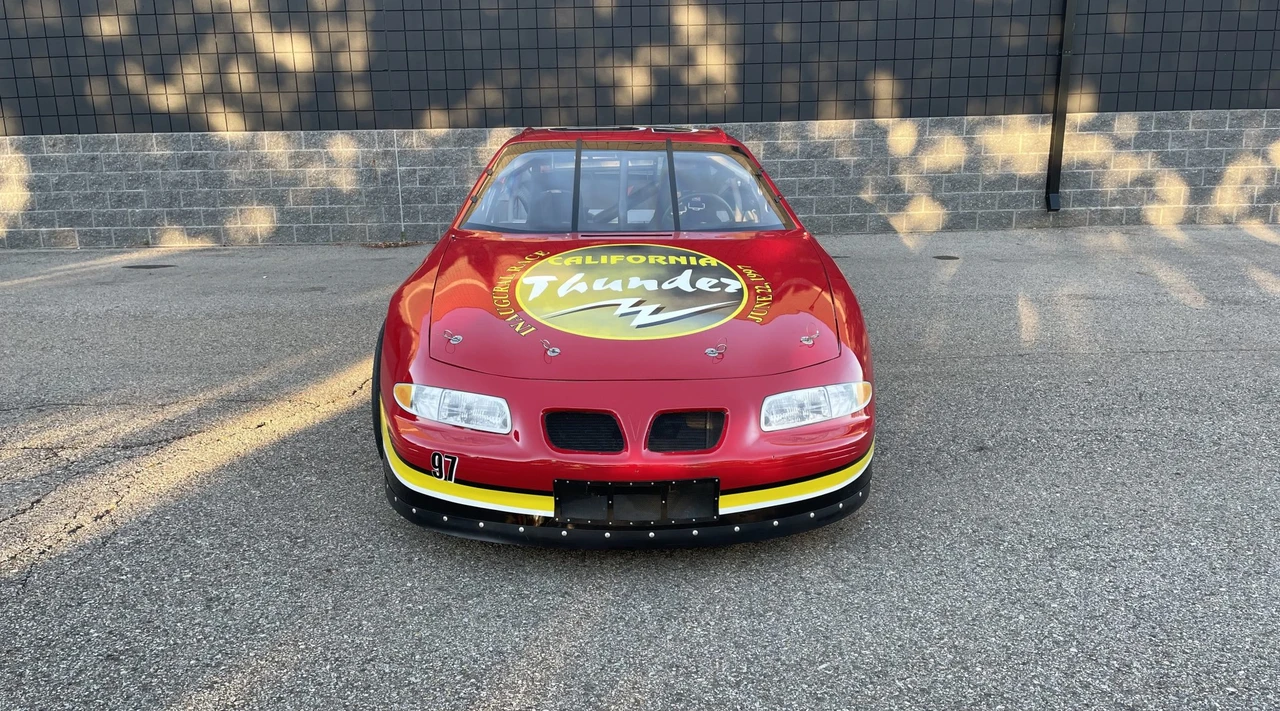 1997 Pontiac Grand Prix 3rd+ Gen - Image 2 of 31