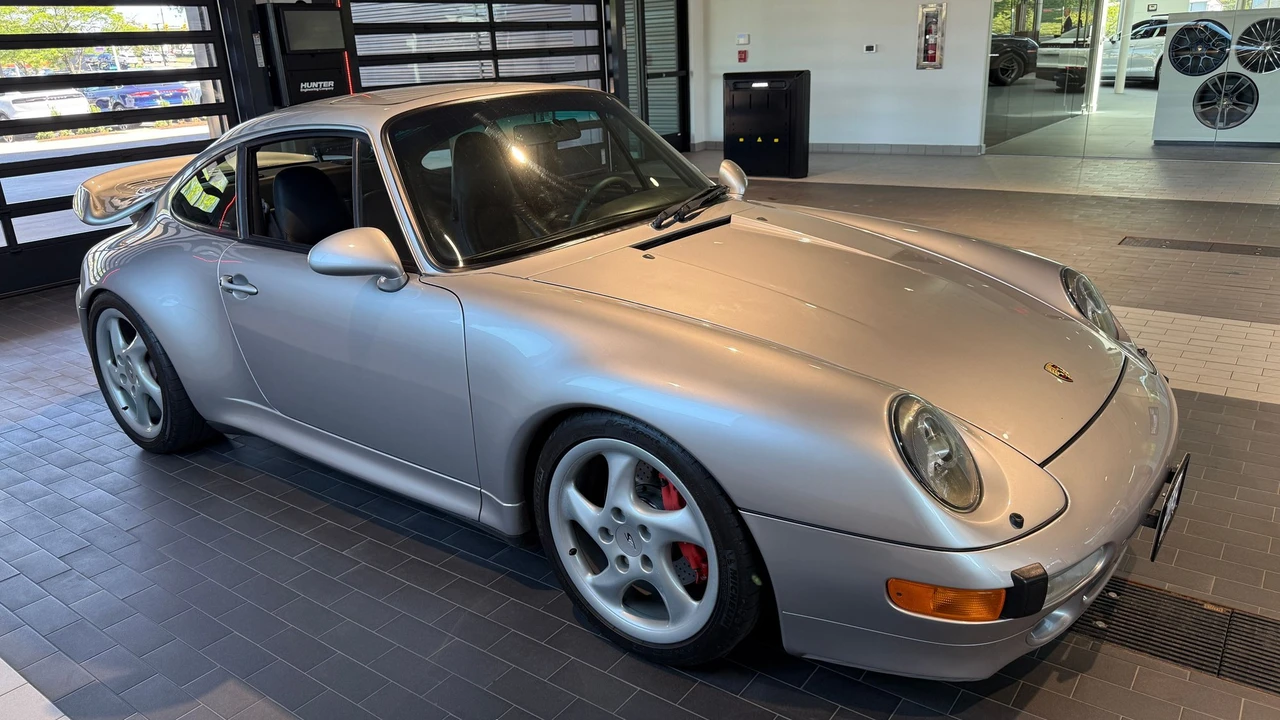 1997 Porsche 993 Carrera 4S - Image 10 of 31
