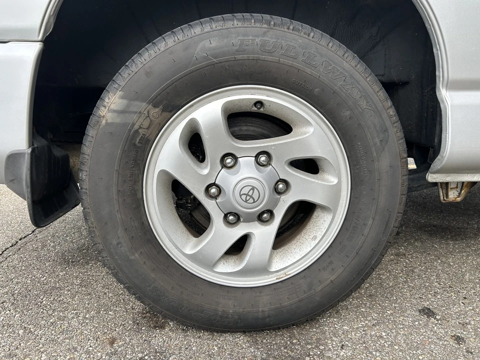 1997 Toyota HiAce 4th Gen - Image 28 of 31
