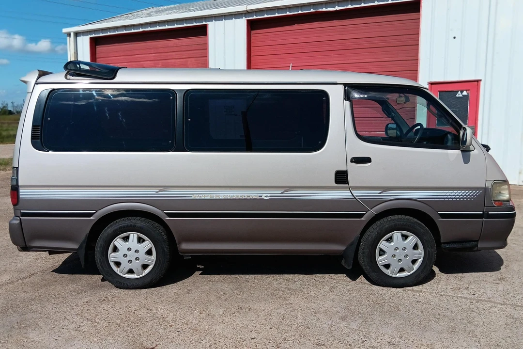 1997 Toyota HiAce 4th Gen - Image 3 of 31