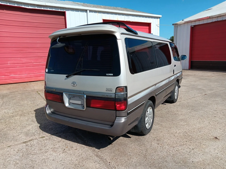 1997 Toyota HiAce 4th Gen - Image 12 of 31