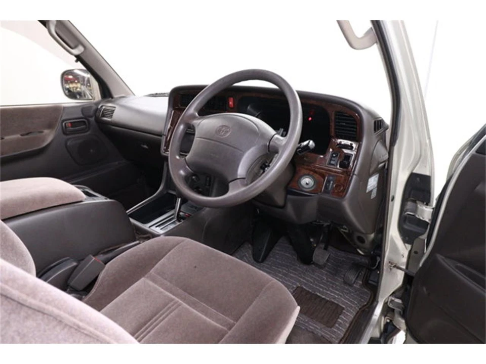 1997 Toyota HiAce 4th Gen - Image 9 of 31