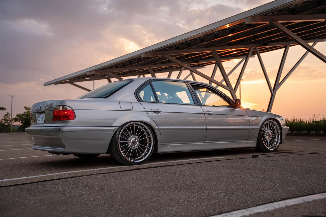 1998 BMW E38 750i & 750iL Sedan - Image 16 of 31