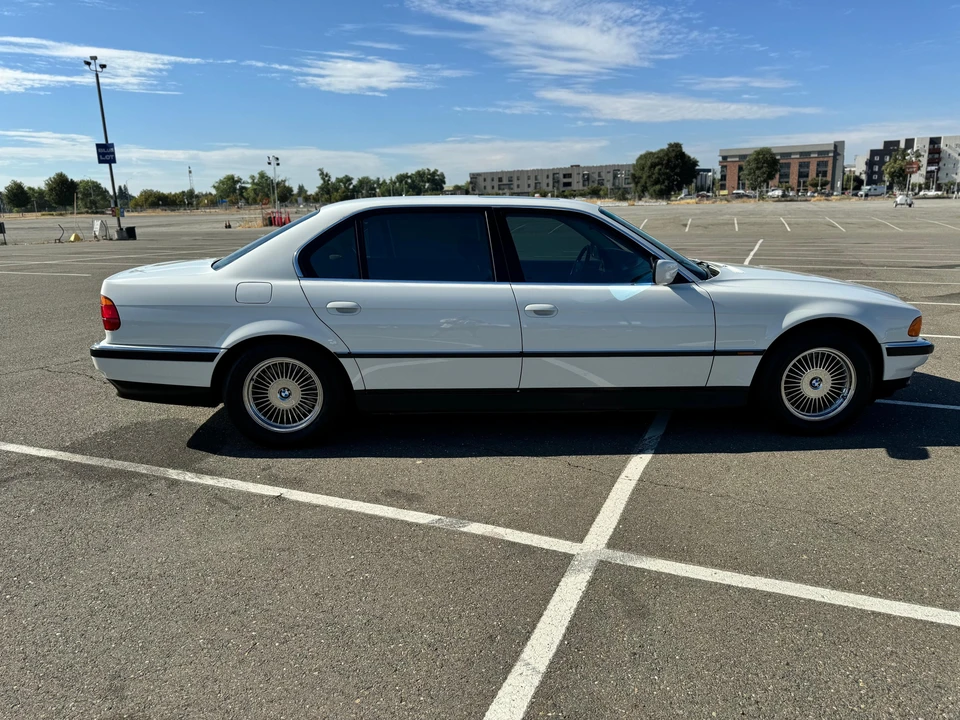 1998 BMW E38 750i & 750iL Sedan - Image 30 of 31