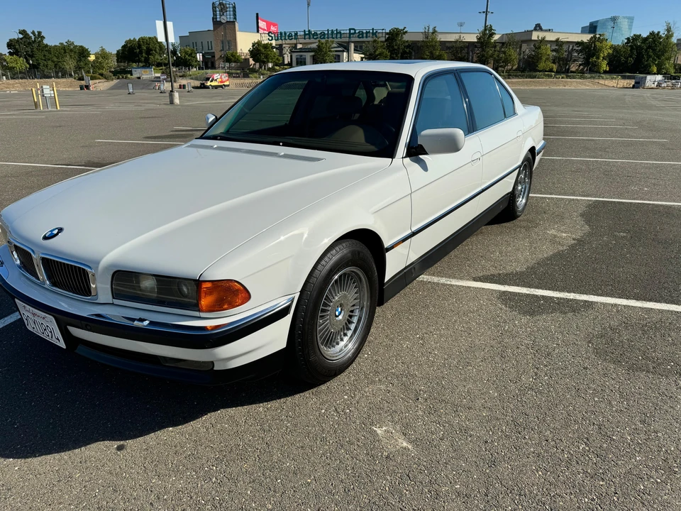 1998 BMW E38 750i & 750iL Sedan - Image 10 of 31