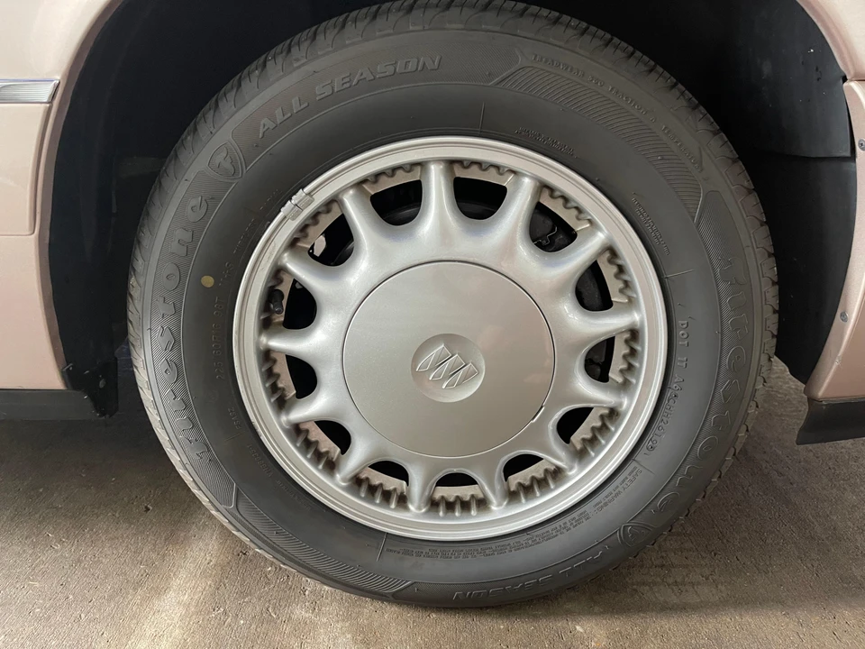 1998 Buick Park Avenue - Image 27 of 31