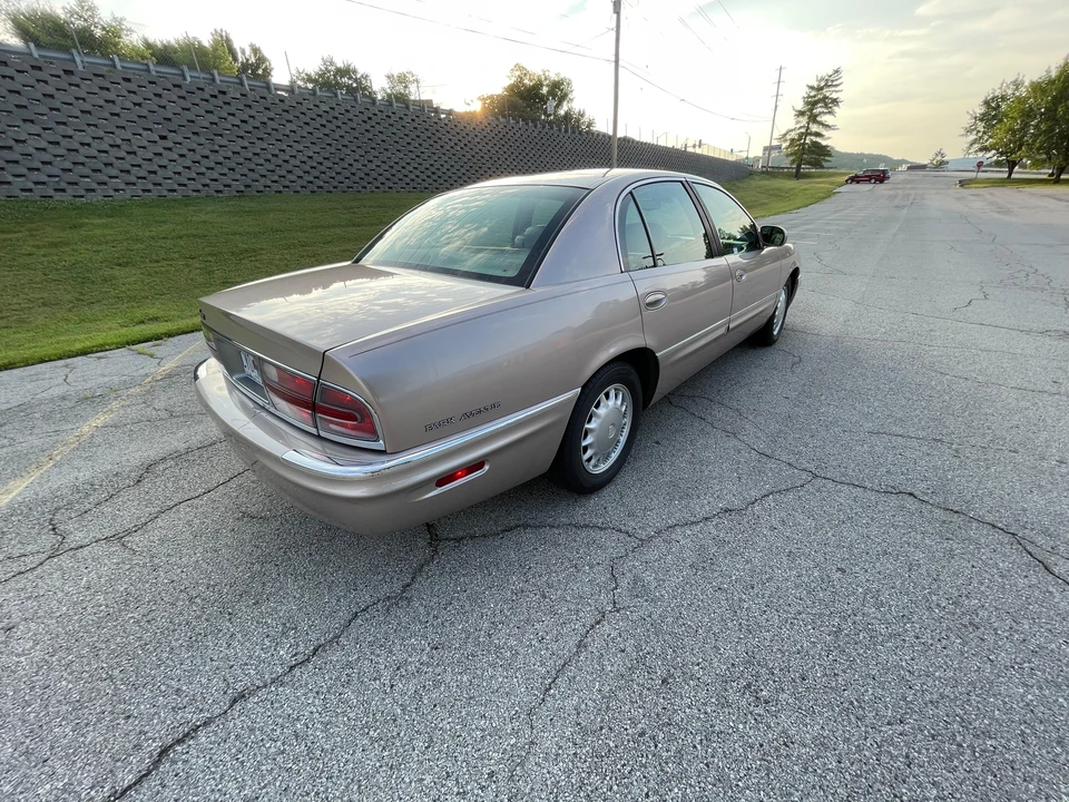 1998 Buick Park Avenue - Image 20 of 31