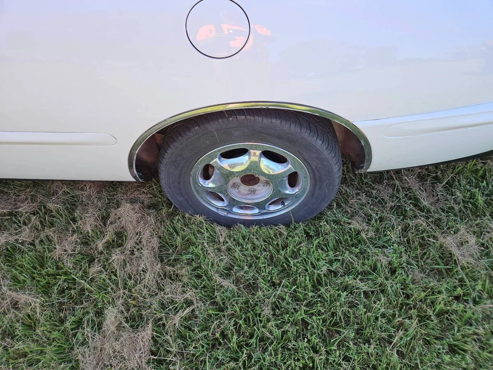 1998 Buick Riviera 8th Gen - Image 12 of 24