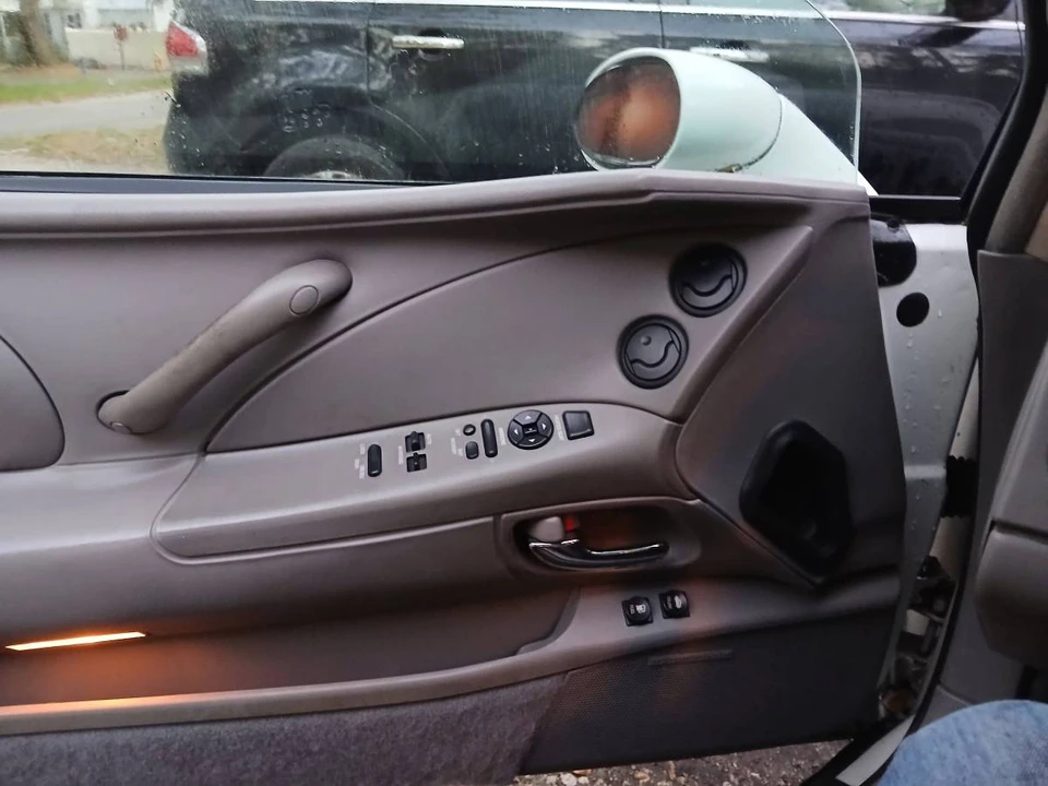 1998 Buick Riviera 8th Gen - Image 22 of 24