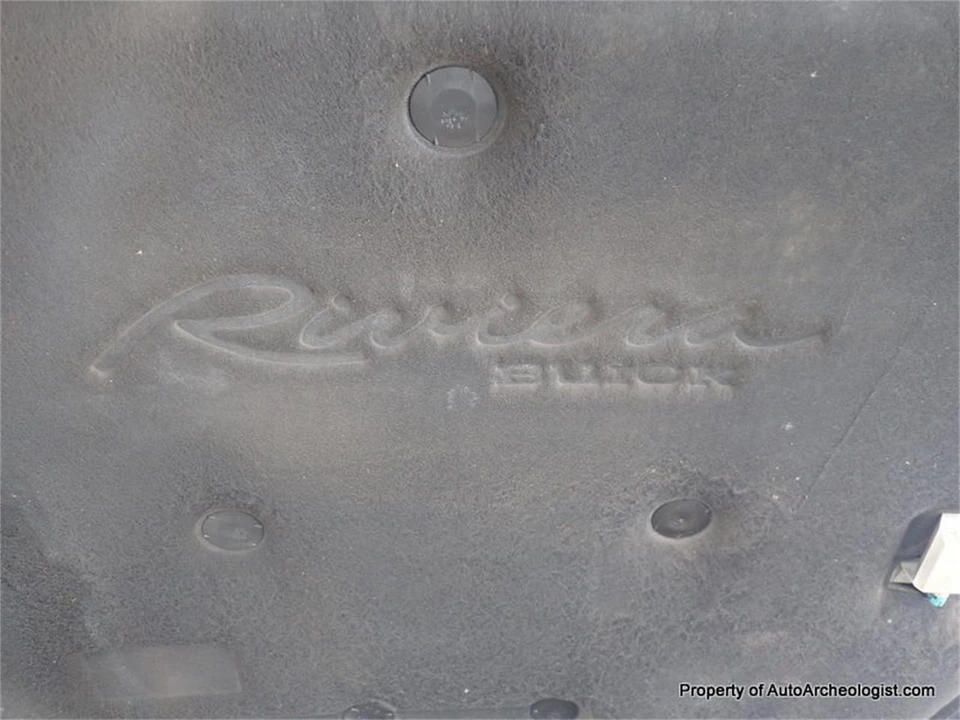 1998 Buick Riviera 8th Gen - Image 17 of 24