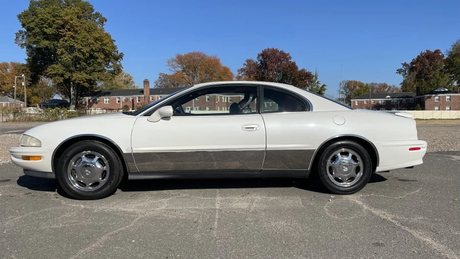 1998 Buick Riviera 8th Gen - Image 2 of 8