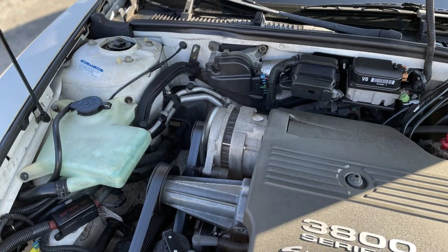 1998 Buick Riviera 8th Gen - Image 5 of 8