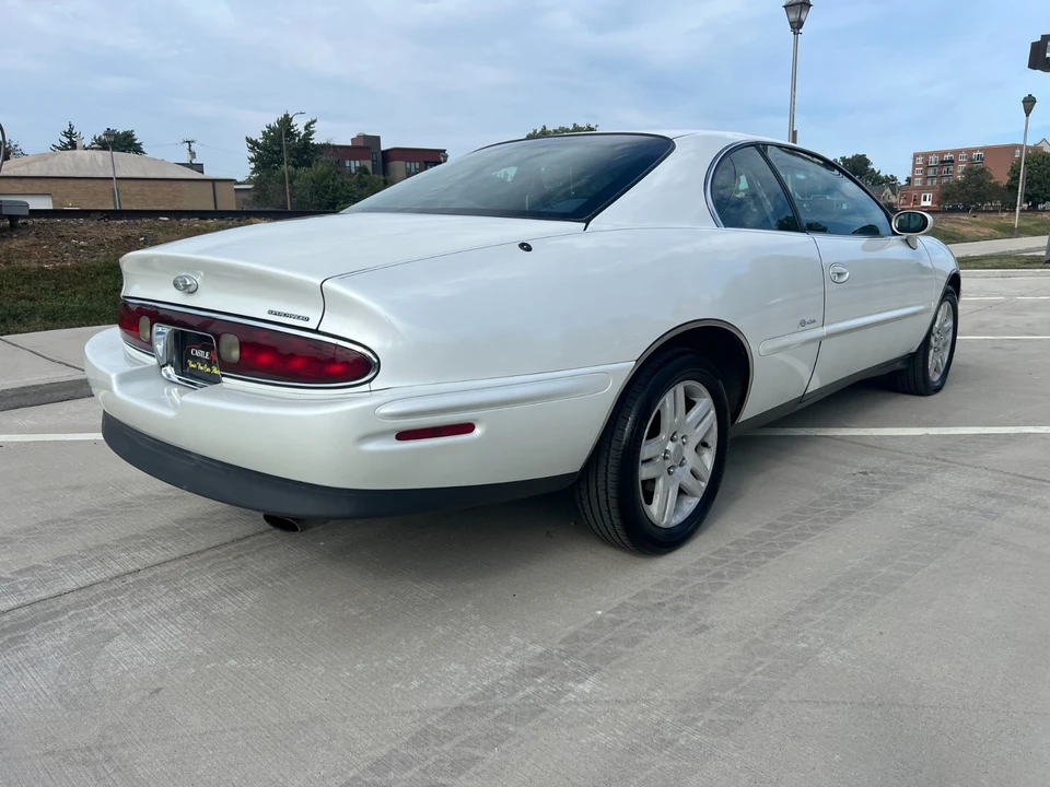 1998 Buick Riviera 8th Gen - Image 7 of 30