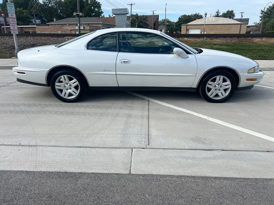 1998 Buick Riviera 8th Gen - Image 8 of 30