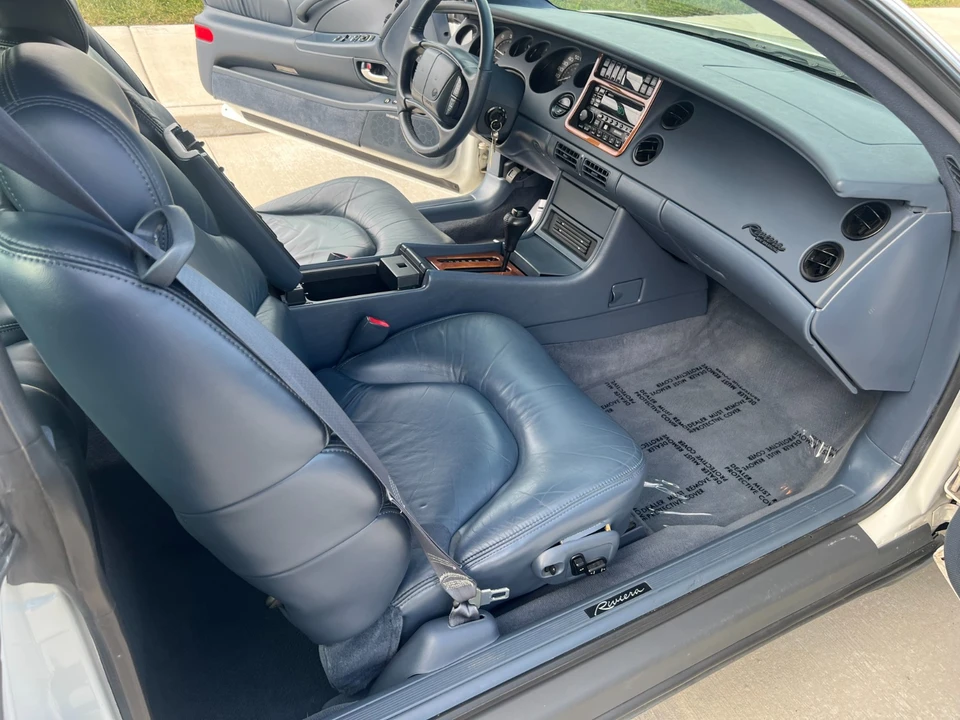 1998 Buick Riviera 8th Gen - Image 24 of 30