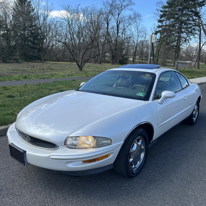 1998 Buick Riviera 8th Gen - Image 9 of 12