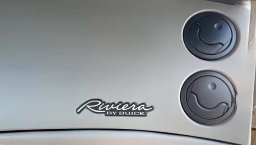 1998 Buick Riviera 8th Gen - Image 11 of 24