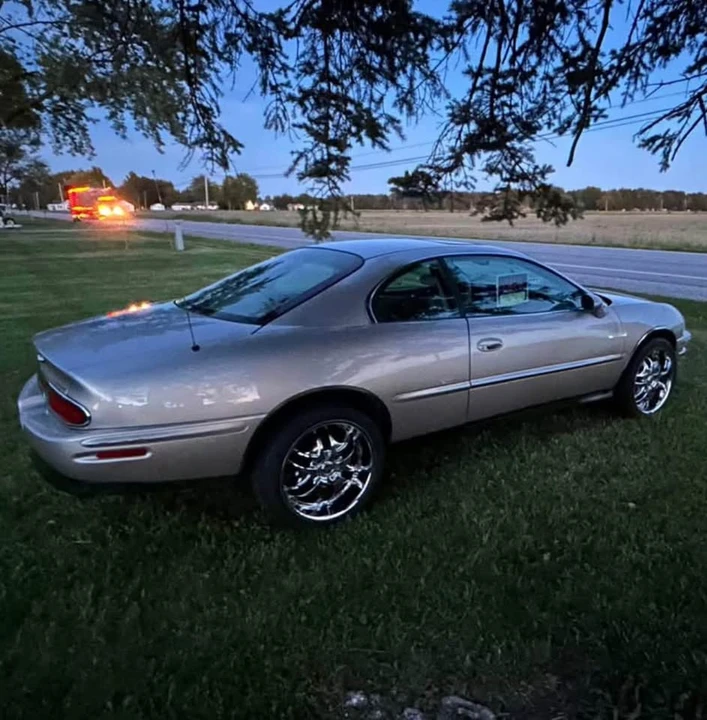 1998 Buick Riviera 8th Gen - Image 3 of 10