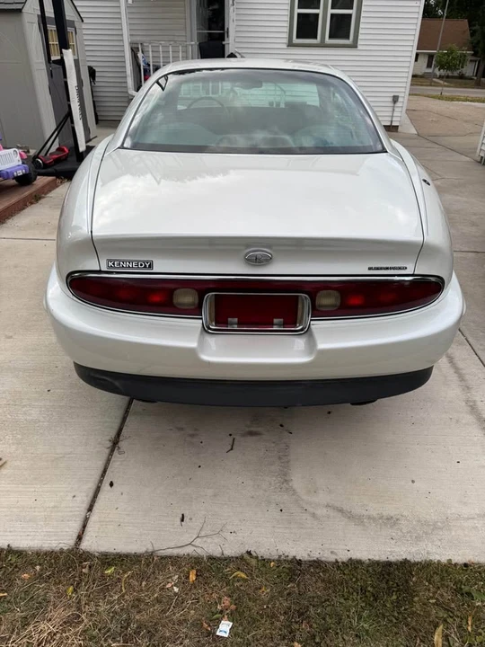 1998 Buick Riviera 8th Gen - Image 5 of 8
