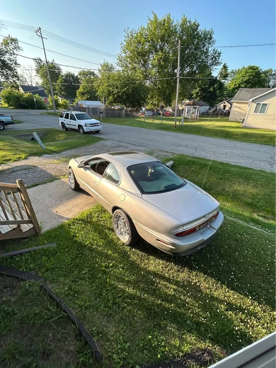 1998 Buick Riviera 8th Gen - Image 2 of 10