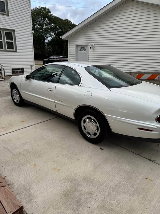 1998 Buick Riviera 8th Gen - Image 6 of 8